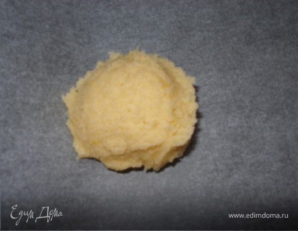 Набирать тесто ложкой для мороженого и выкладывать в форму на приличном расстоянии друг от друга (10 см) , т.к. в процессе печенье очень сильно прибавляет в размерах. 