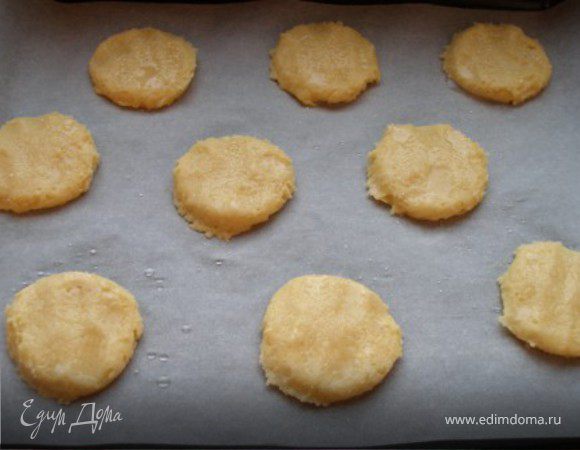 Примять печенье рукой. Посыпать сахаром, сбрызнуть водой и снова посыпать сахаром. 