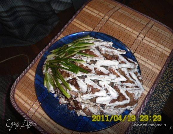 Тесто:
Печень перекрутить через мясорубку с луком,добавить яйцо,муку,крахмал,соль,соду.
Начинка:
грибы обжарит.Отдельно смешать майонез с чесноком (выдавить через чесночницу) и сыром.
Каждый блинчик обмазать сырной смесью и положить поверх шампиньоны,порезанные пластинками.
Для украшения сделать чешуйки,порезав несколько блинчиков и обмакнув их в майонез.Уложить чешуйки и порезать огурчик для верха.
Приятного аппетита!!!