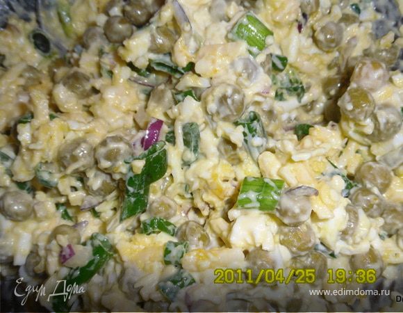 Яйца отварить,очистить и порубить.Сыр натереть на терке.Лук порезать.Все смешать и заправить майонезом.