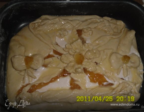 Сверху выложить смешанные творожки и накрыть тестом.