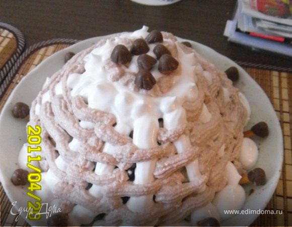 Первый корж вырезать по форме блюда,на котором будет подаваться торт.Остальные поломать.Сметану взбить с сахаром.Лучше всего,если дать ей предварительно отстояться.Тогда она будет погуще.
Нижний корж пропитать хорошенько,например, сиропом из ананаса с добавлением коньяка.А поверх выложить кусочки бисквита, в сметане.Перелаживая их фруктами и ягодами.Верх украсить кремом и грибочками.Я готовила 2 крема.
Белый: взбить белок,отдельно сварив сироп из сахара и воды(100г сахара и 4 ст.л. воды),как загустеет сироп немножко его охладить и влить в белок, продолжая взбивать.
Для второго крема смешать творожок,масло,какао.
Все украсить и поставить пропитаться в холодильник.