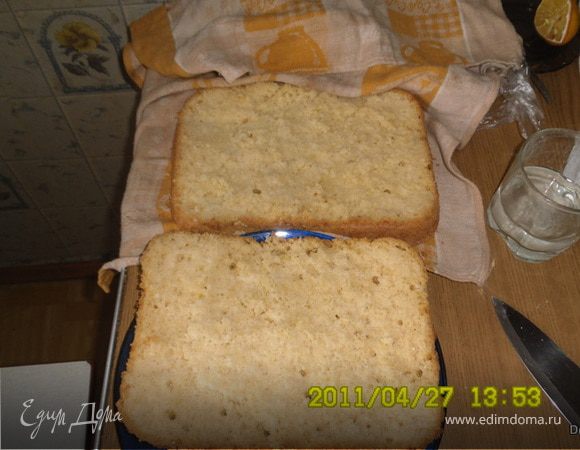 5 яиц взбить со стаканом сахара до густой пены и полного растворения сахара.В отдельной емкости смешать 80г муки+80г крахмала и 2 ч/л разрыхлителя. Добавить это к яйцам и осторожно перемешать.Тесто вылить в слегка смазанную съемную форму,и в разогретой духовке выпекать при t 190-200°C