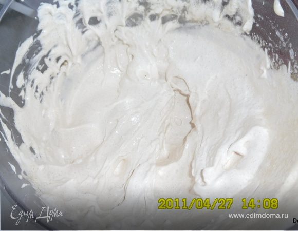 Заварной крем:
Желтки растереть с сахаром,влить1/3 ст.молока и поставить на слабенький огонь.
Оставшуюся 1/3 молока подогреть и растворить в нем кофе.Крем постоянно помешивать,когда начнет закипать долить кофейное молоко и варить до загустения,постоянно помешивая.Затем остудить и взбить с маслом
Безе:
У охлажденных яиц отделить белки от желтков ( очень аккуратно,в белки не должен попасть ни грамм желтка-не собьется!) Отдельно в большую ложку всыпать кофе.капнуть уксуса и немного белка,размешать до растворения.
Основные белки взбить до пены,влить ложку с получившимся кофе и продолжая взбивать, в несколько приемов всыпать 1 ст.сахара.