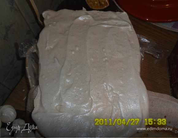 На бумаге для выпечки нарисовать круг диаметром с формой для бисквита,и выложить безе не доходя до намеченной линии.
Сушить в духовке при t 80-100 °C пару часов.(судите по вашей духовке)
Если от бумаги не отлипается-значит сырой,-обратно сушиться!