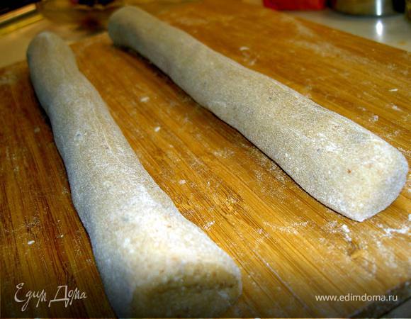 Замесим тесто и скатаем колбаску диаметром 2,5-3см.