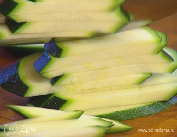 Цукини нарезать соломкой.