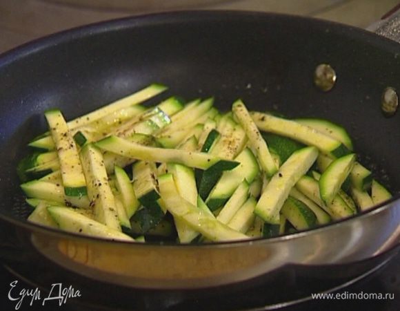 Разогреть в сковороде 1 ст. ложку оливкового масла, выложить цукини, слегка посолить, поперчить и обжарить.