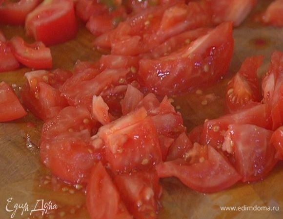 Помидор порезать крупными дольками.