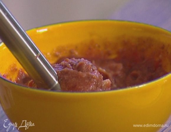 Выложить к помидору готовую фасоль и взбить все вместе блендером, так чтобы остались кусочки. Посолить, поперчить и перемешать. 7. Добавить томатную пасту, острый соус, сметану и еще раз перемешать.