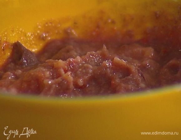 Добавить томатную пасту, острый соус, сметану и еще раз перемешать.