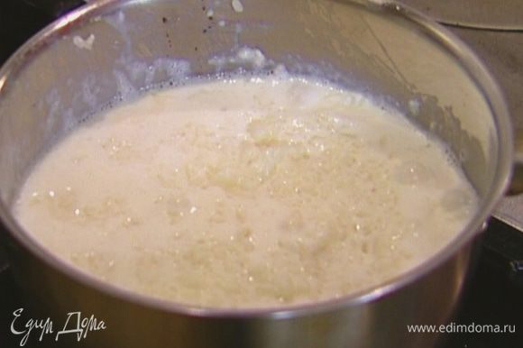 Рис всыпать в небольшую кастрюлю, залить молоком, посолить, накрыть крышкой и варить до готовности.