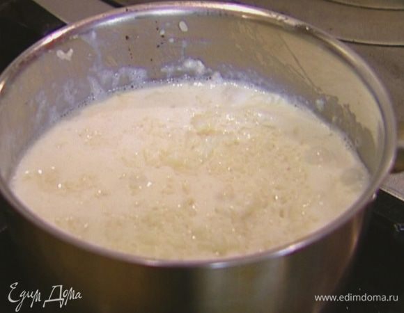 Рис всыпать в небольшую кастрюлю, залить молоком, посолить, накрыть крышкой и варить до готовности.
