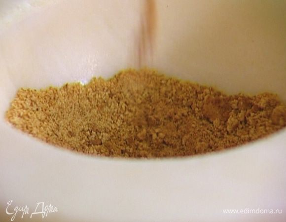 Печенье размять в крошку, добавить мускатный орех.