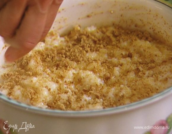 Рисовую кашу выложить на бананы, присыпать оставшимся сахаром и крошкой из печенья.