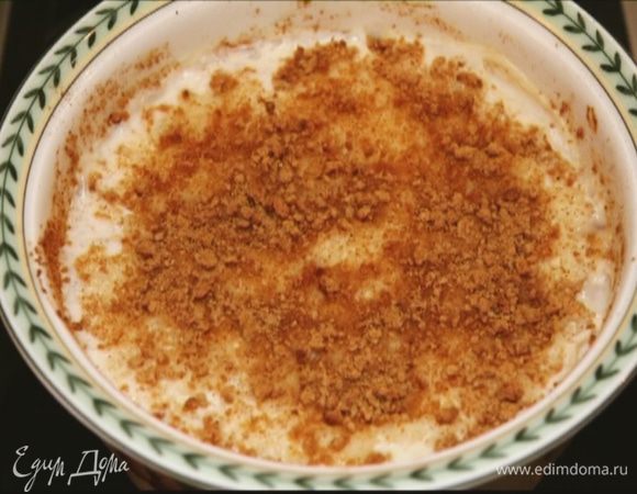 Поставить форму на 10 минут в разогретую духовку, затем на 2–3 минуты отправить под гриль.