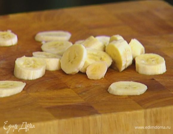 Банан заранее почистить, нарезать кусочками и заморозить.