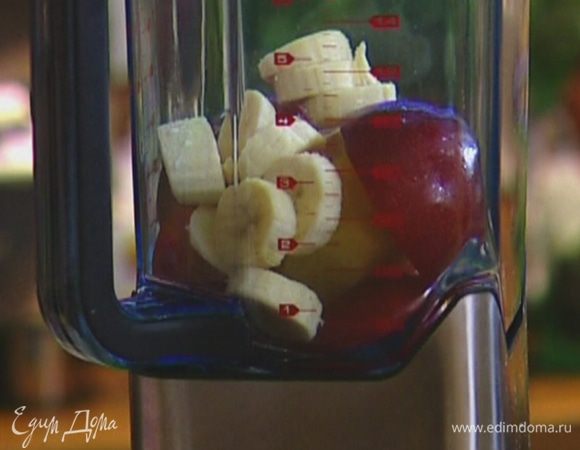 Поместить в блендер сливы, киви и банан и все взбить.