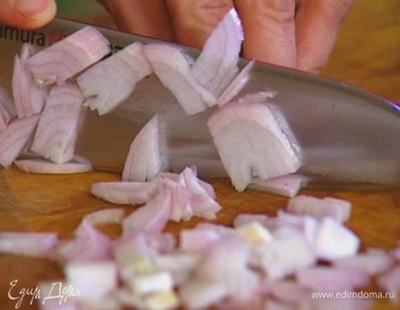 Лук почистить и мелко порезать.