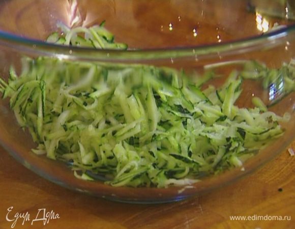 Цукини натереть на крупной терке вместе с кожицей, затем промокнуть массу бумажным полотенцем, чтобы убрать лишнюю влагу.