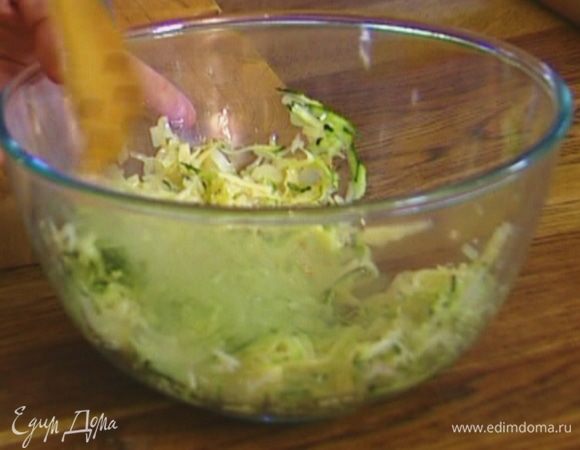 Цукини посолить, поперчить, добавить натертый сыр и обжаренный лук, все перемешать.