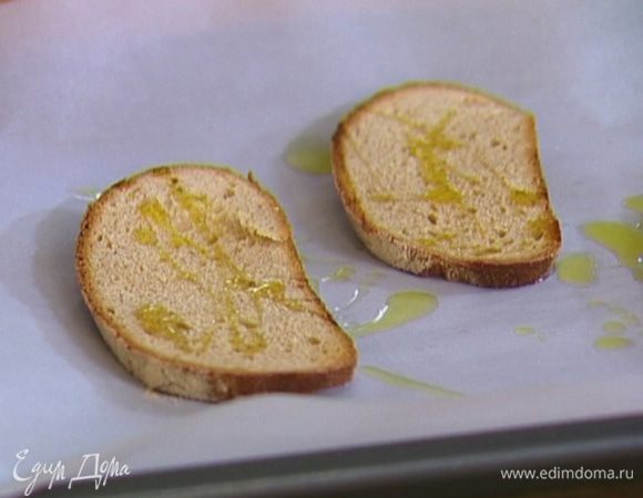 Противень выстелить бумагой для выпечки, разложить хлеб, cбрызнуть оставшимся оливковым маслом.