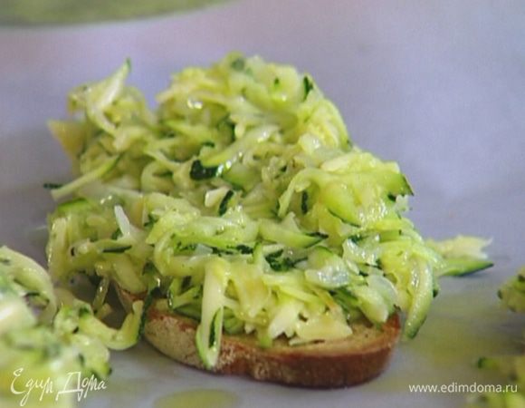 Выложить на хлеб начинку и отправить на несколько минут под гриль.