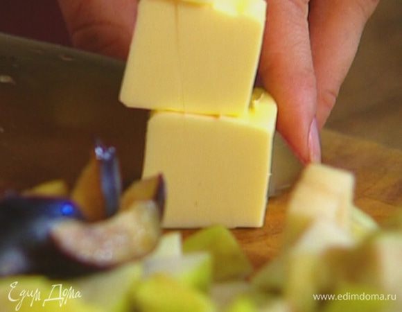 Масло порубить маленькими кусочками.