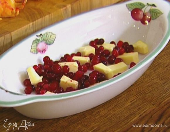 В керамическую жаропрочную форму выложить масло, затем клюкву и присыпать половиной сахара.