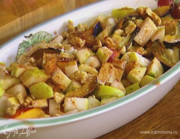 Добавить фрукты, оставшийся сахар, посыпать корицей, грецкими орехами и полить ликером. 