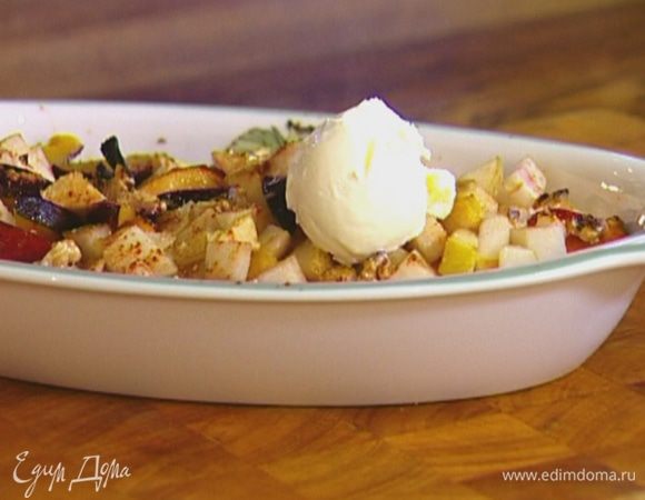 На теплые фрукты выложить несколько шариков ванильного мороженого и сразу подавать. 