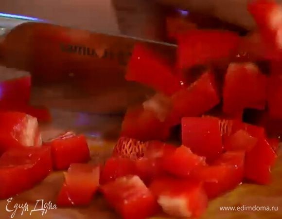 Со сладкого перца срезать кожицу (можно овощечисткой) и, удалив семена, нарезать мякоть небольшими кусочками.