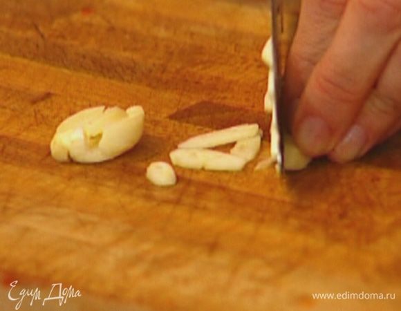 Чеснок раздавить плоской стороной ножа и мелко порезать.