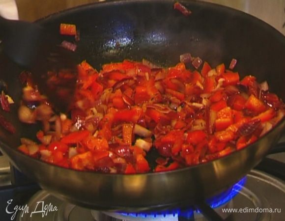 Добавить молотый перец чили и 1/2 ч. ложки тмина, перемешать и обжаривать еще 1–2 минуты.