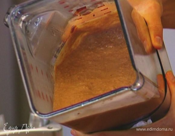 Готовую фасоль выложить в блендер, добавить обжаренный перец с луком и чесноком, влить 2 ч. ложки лимонного сока и 1 ст. ложку оливкового масла, посолить, поперчить и взбить до однородного состояния.