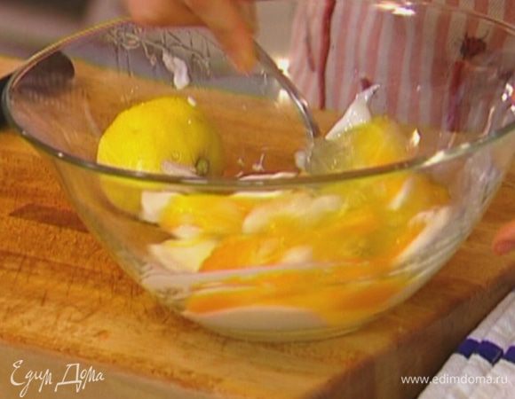 Яйца разбить, соединить с йогуртом, посолить, поперчить и перемешать.