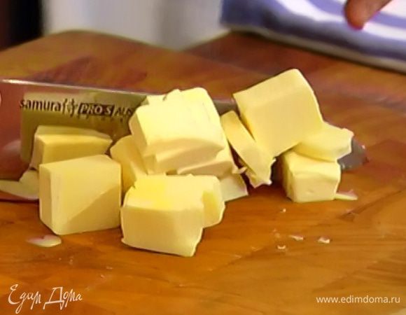 Порубить 100 г предварительно охлажденного сливочного масла кубиками.
