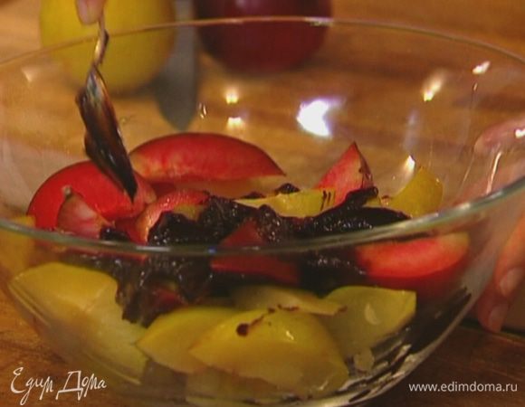 Добавить сливовое варенье и перемешать.