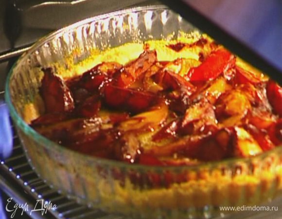 Равномерно выложить сливы на корж и выпекать в разогретой духовке 20 минут.