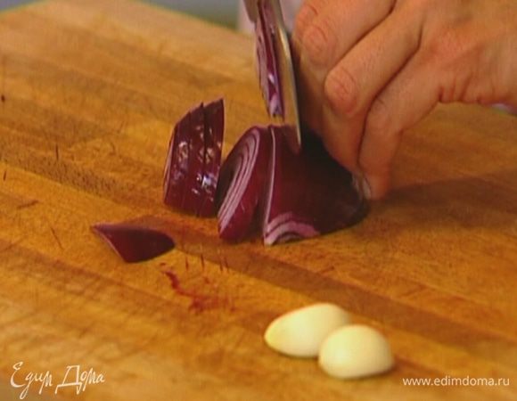 Луковицу нарезать полукольцами.