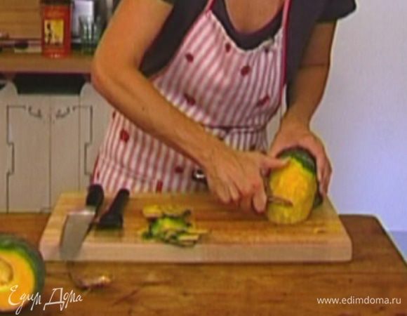 Тыкву почистить и, удалив семена, нарезать мякоть тонкими лепестками (можно воспользоваться овощечисткой). 