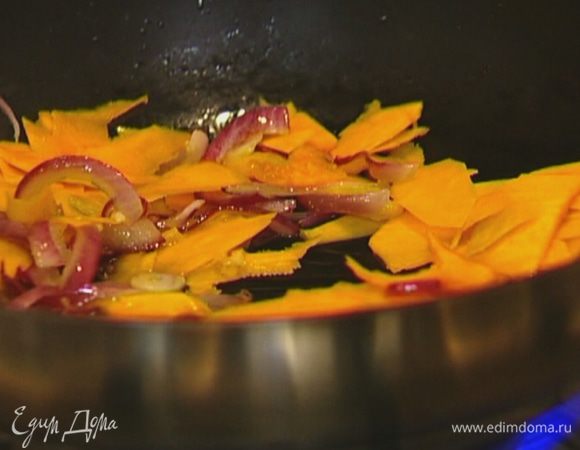 Выложить тыквенные полоски в сковороду к луку с чесноком, добавить листья тимьяна и обжаривать 2–3 минуты. 