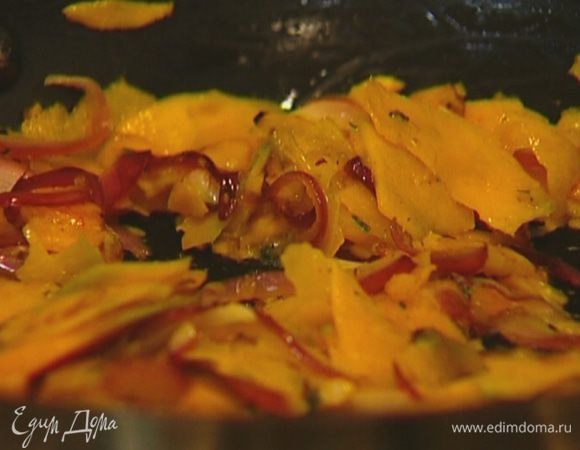 Посолить, поперчить, перемешать и прогревать еще несколько минут.