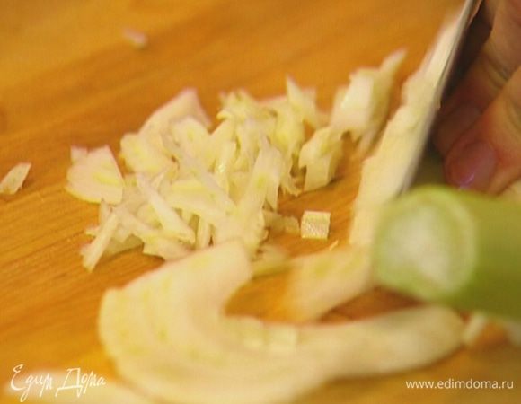 Фенхель тонко порезать вдоль.