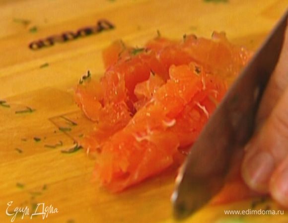 Семгу нарезать маленькими кусочками. 