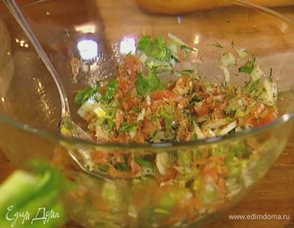 Соединить рыбу с фенхелем, луком и укропом, добавить цедру и сок лимона, влить оливковое масло, поперчить и все перемешать.