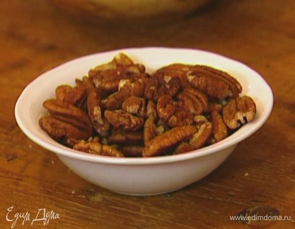 Орехи слегка измельчить (несколько орехов оставить целыми).