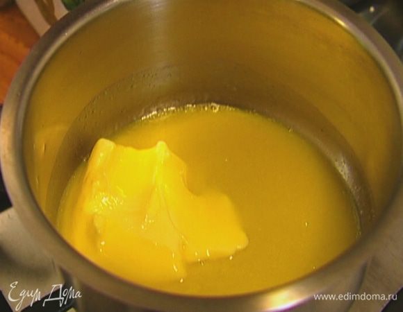 Сливочное масло растопить в небольшой кастрюле.