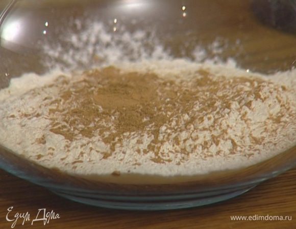 Муку смешать с солью, разрыхлителем и корицей.