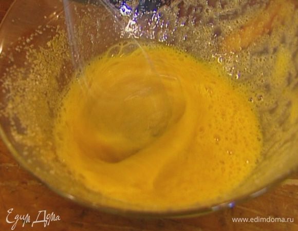 Яйца с сахаром взбить миксером в светлую, пышную массу.